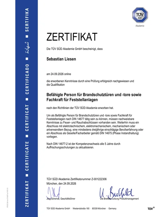 Zertifikat der TÜV SÜD Akademie GmbH: Sebastian Liesen hat am 24. September 2026 die Qualifikation Befähigte Person für Brandschutztüren und -tore sowie Fachkraft für Feststellanlagen erworben, Zertifikatsnummer Z-001222306