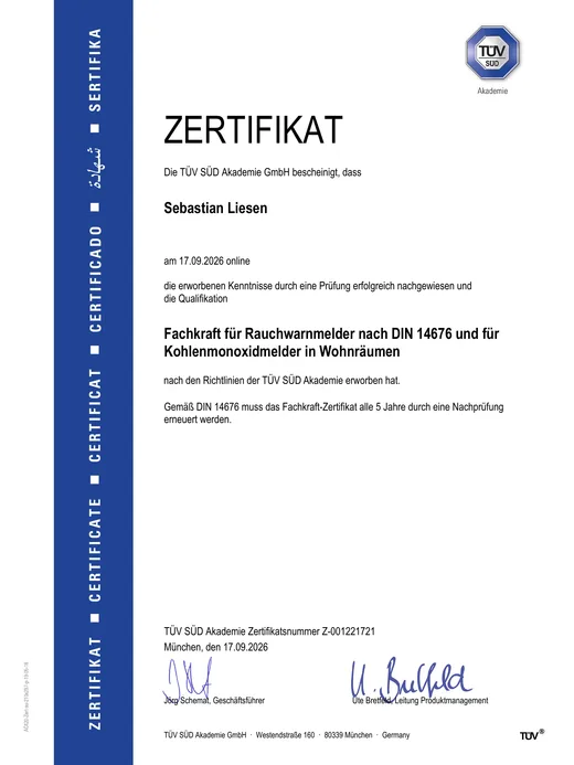 Zertifikat der TÜV SÜD Akademie GmbH: Sebastian Liesen hat am 17. September 2026 die Qualifikation Fachkraft für Rauchwarnmelder nach DIN 14676 und für Kohlenmonoxidmelder in Wohnräumen erworben, Zertifikatsnummer Z-001221721